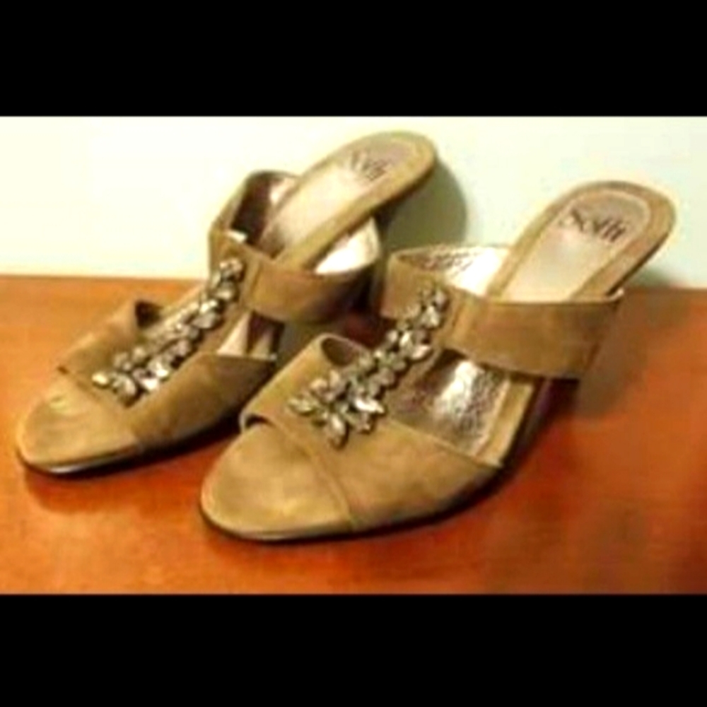 Sofft taupe faux suede sandals size 8